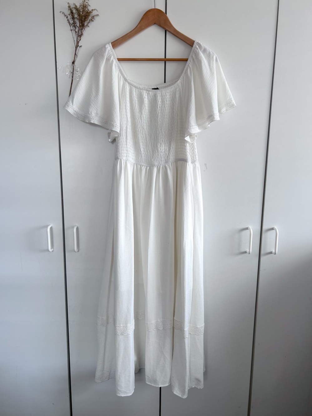 White Flutter Sleeve Maxi Dress • Sz 1XL
